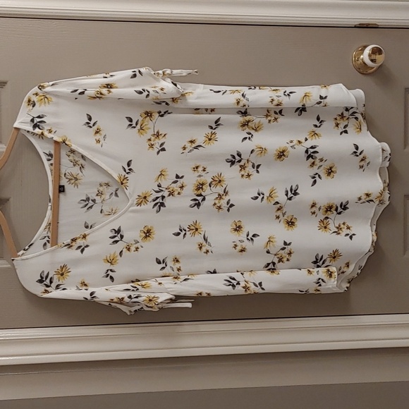 Women's Torrid Ivory Floral Short Sleeve Top Size 0 (12) - Picture 1 of 11